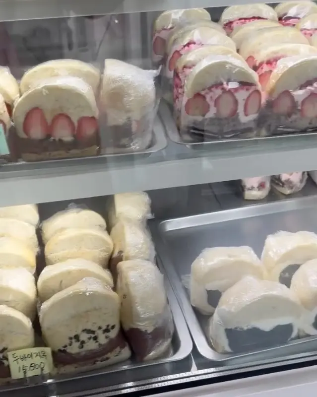 쇼케이스 안의 샌드 베이글들