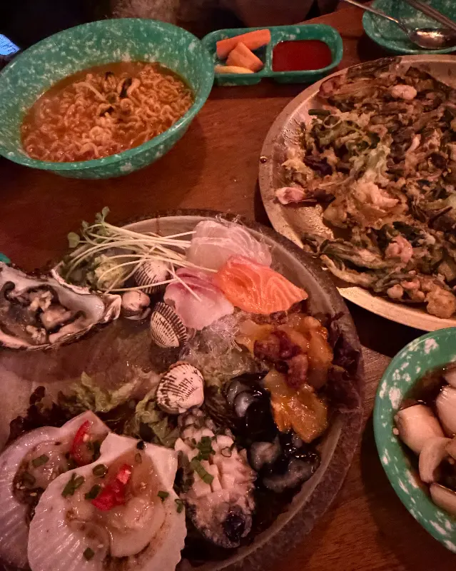 모듬 해산물과 순두부찌개