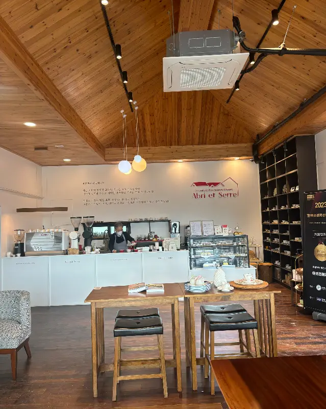 아브리에쎄르 내부 전경