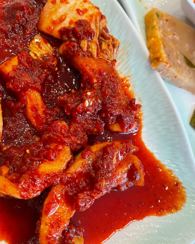 얼큰하면서도 시원한 맛이 일품인 순두부찌개에는 몽글몽글한 순두부가 듬뿍 들어 있다.