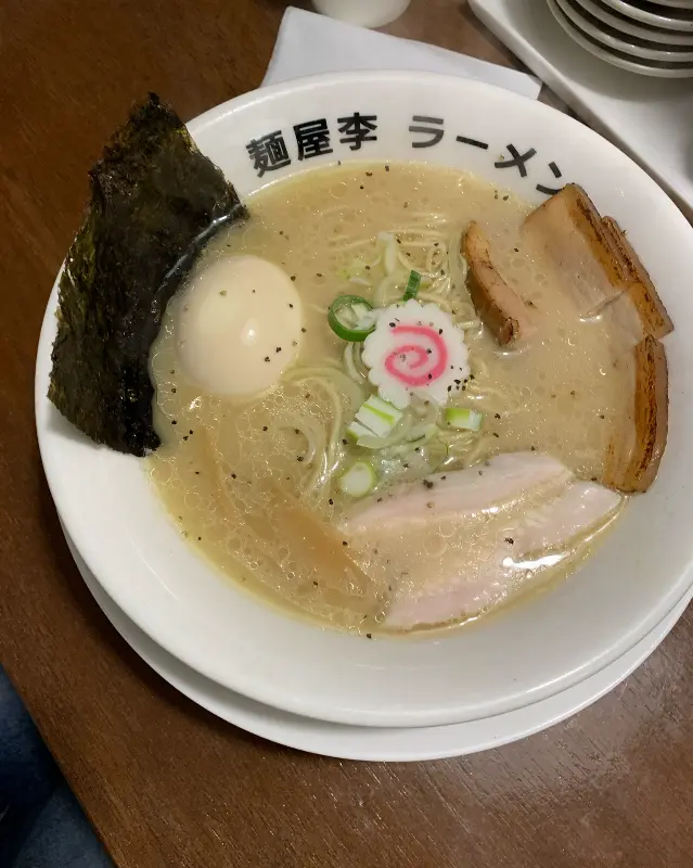 뽀얀 국물이 인상적인 돈코츠 라멘