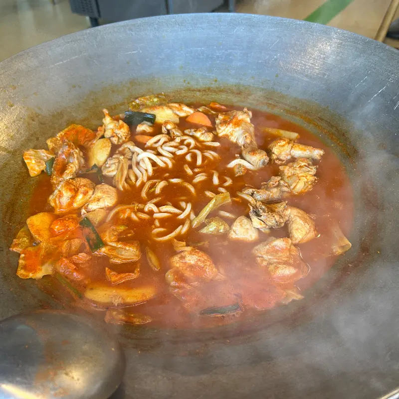 닭볶음탕에 라면 사리를 추가한 모습