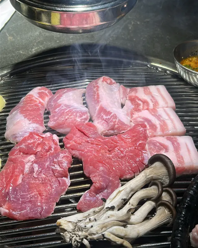 고기와 버섯이 함께 구워지는 모습