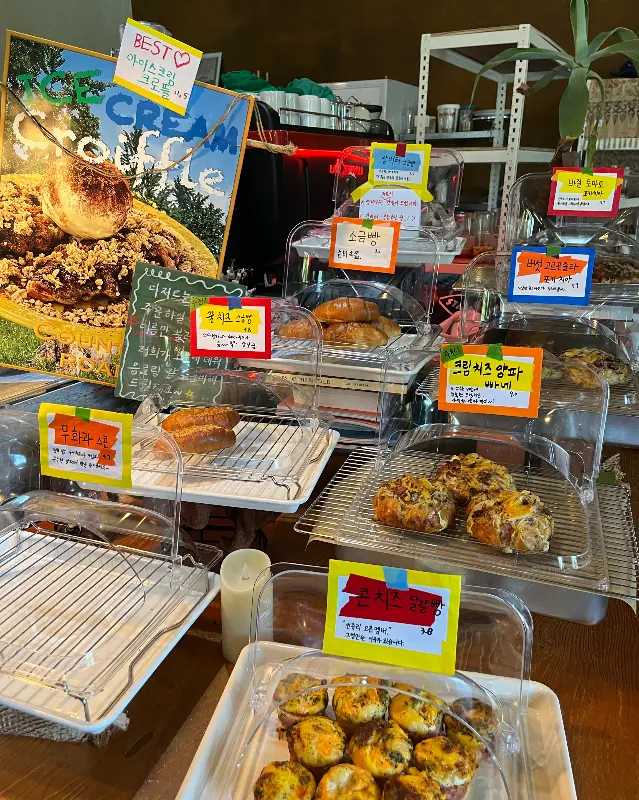 다양한 빵과 디저트가 진열된 쇼케이스