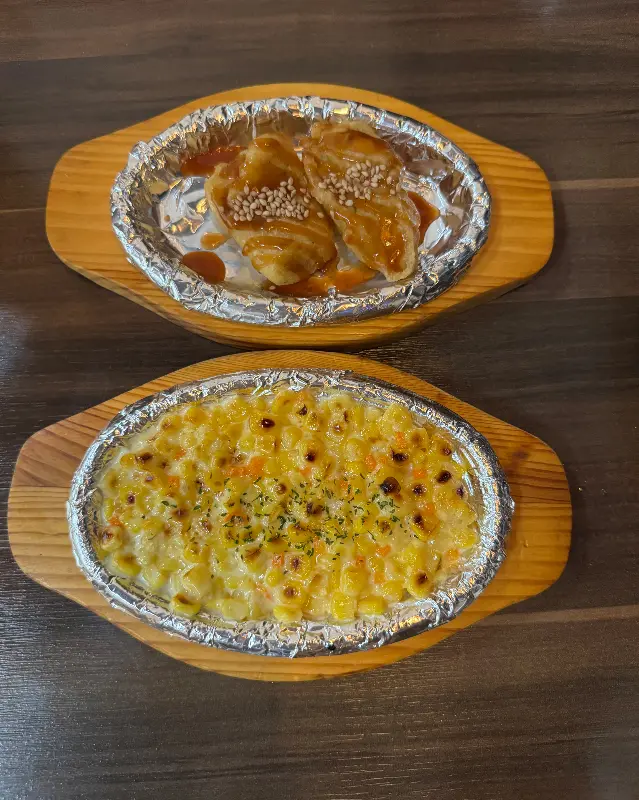 콘치즈와 생선구이 등 다양한 스끼다시