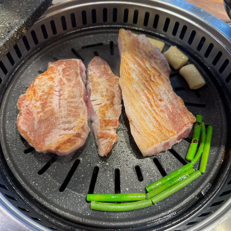 노릇노릇하게 구워진 삼겹살