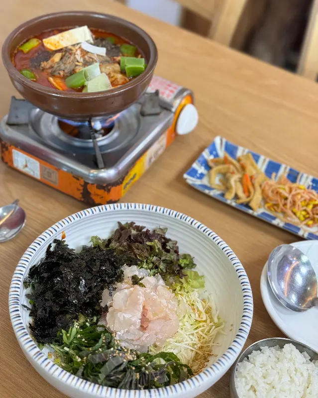 칼칼하면서도 깊은 맛이 일품인 매운탕