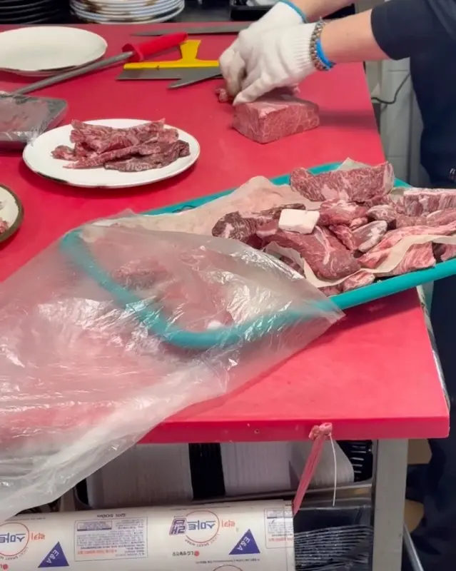 정성스럽게 손질되는 고기