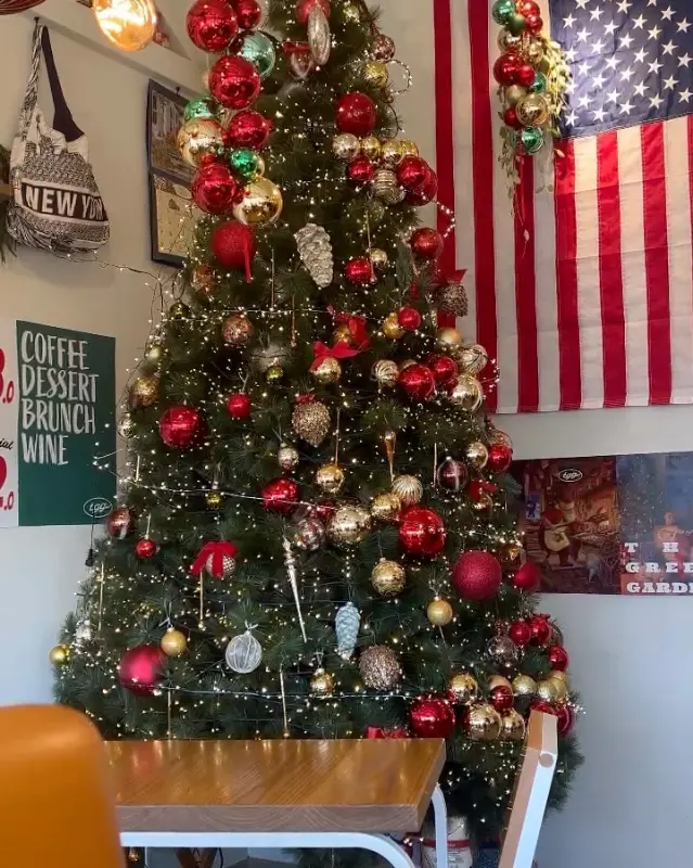 카페 내부 크리스마스 트리