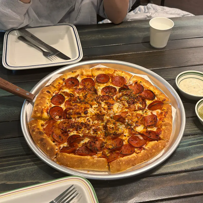 페퍼로니가 가득 올라간 피자