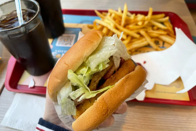 갓 튀겨져 나온 따뜻하고 바삭한 감자튀김