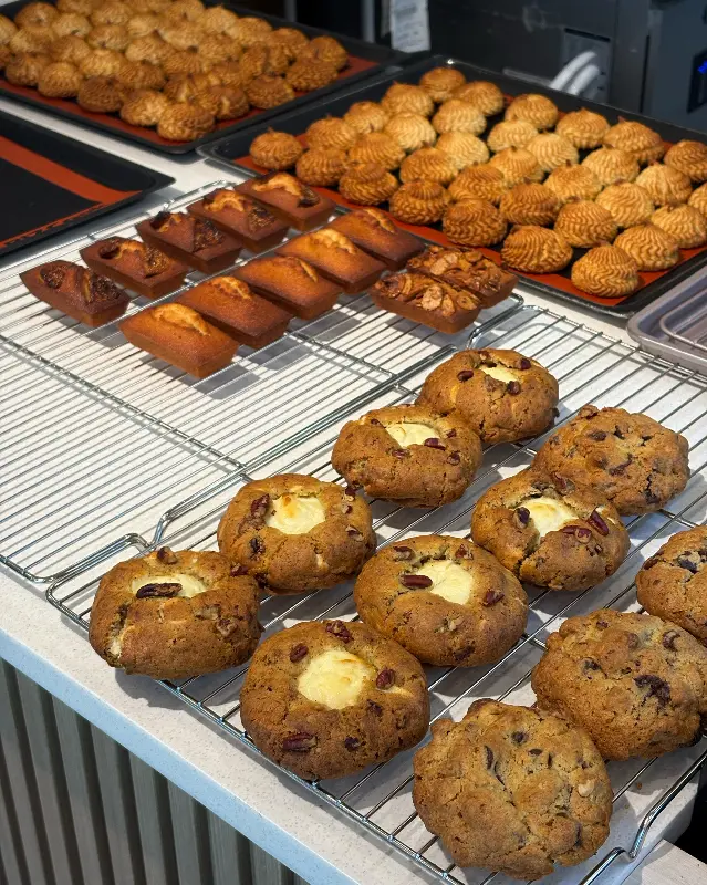 다양한 종류의 휘낭시에와 쿠키가 진열되어 있는 모습