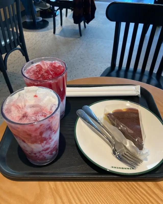 딸기라떼와 치즈케이크