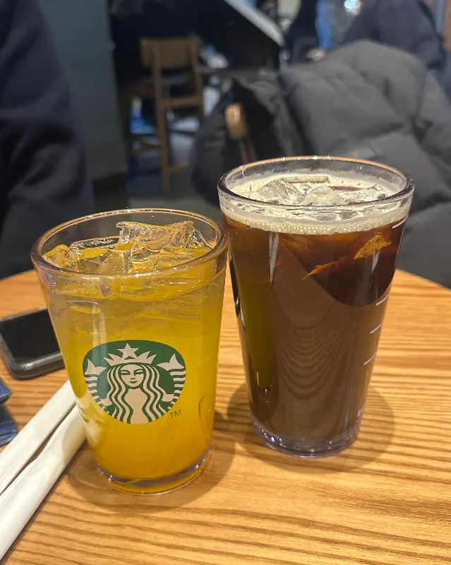 음료 두 잔이 테이블 위에 놓여있는 모습