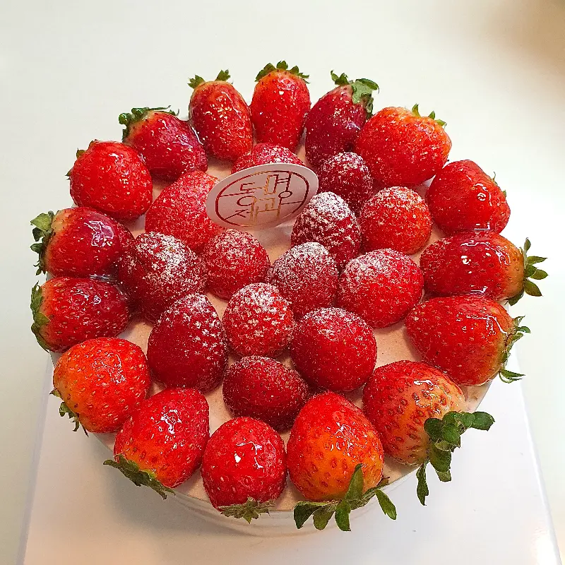 동명제과의 딸기 케이크