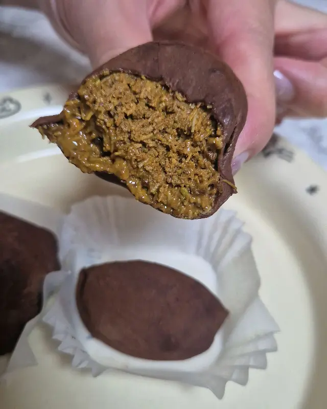 두쫀쿠의 단면을 보여주는 사진, 쫀득한 속 내용물이 인상적이다.