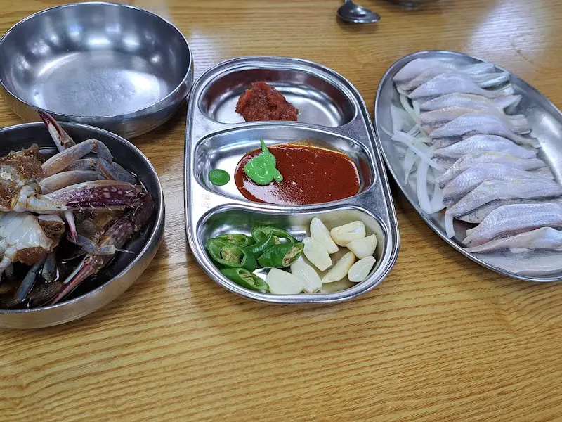 신선한 밴댕이회와 곁들임