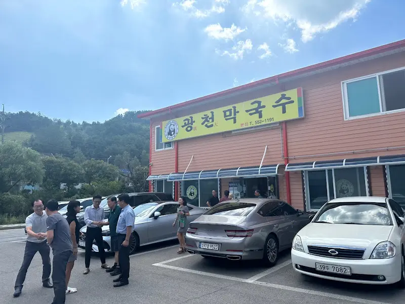 식당 앞 주차 공간