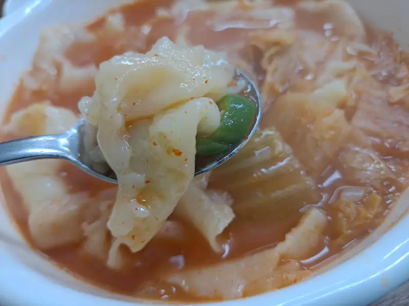 수제비와 김치의 조화