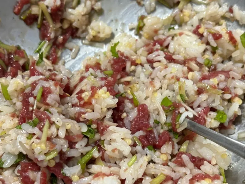 육회비빔밥 비빈 모습