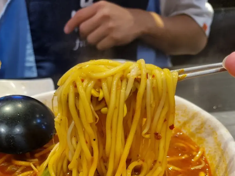젓가락으로 들어올린 마라탕면