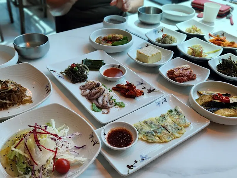 테이블 가득 차려진 한정식 한 상 차림