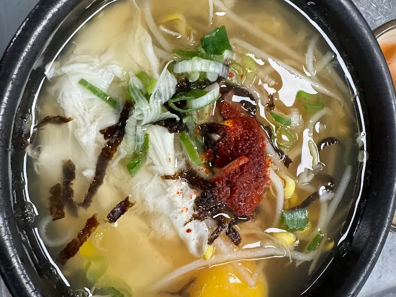 고춧가루와 김가루가 뿌려진 콩나물국밥