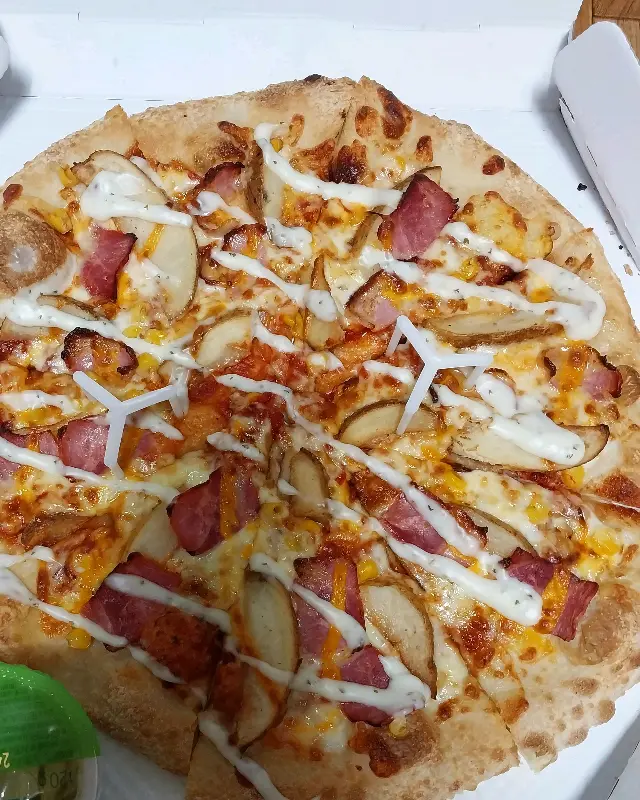 푸짐한 토핑이 올라간 피자