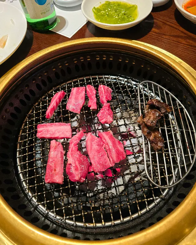 맛있는 식사를 즐기는 사람들