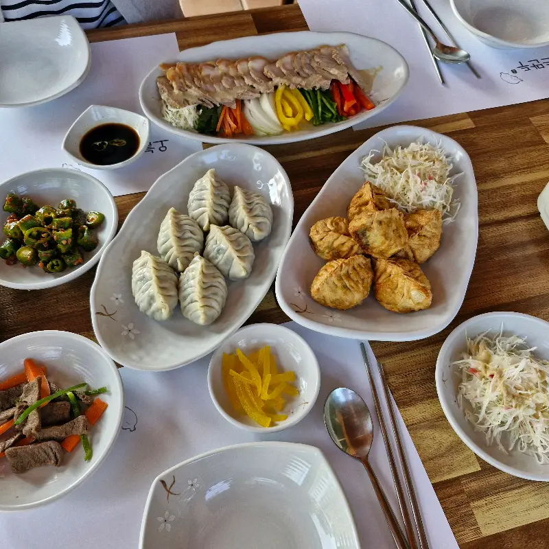 만두와 냉채수육 한 상 차림