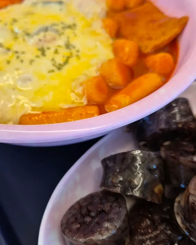 스텔라 떡볶이의 떡과 치즈, 순대