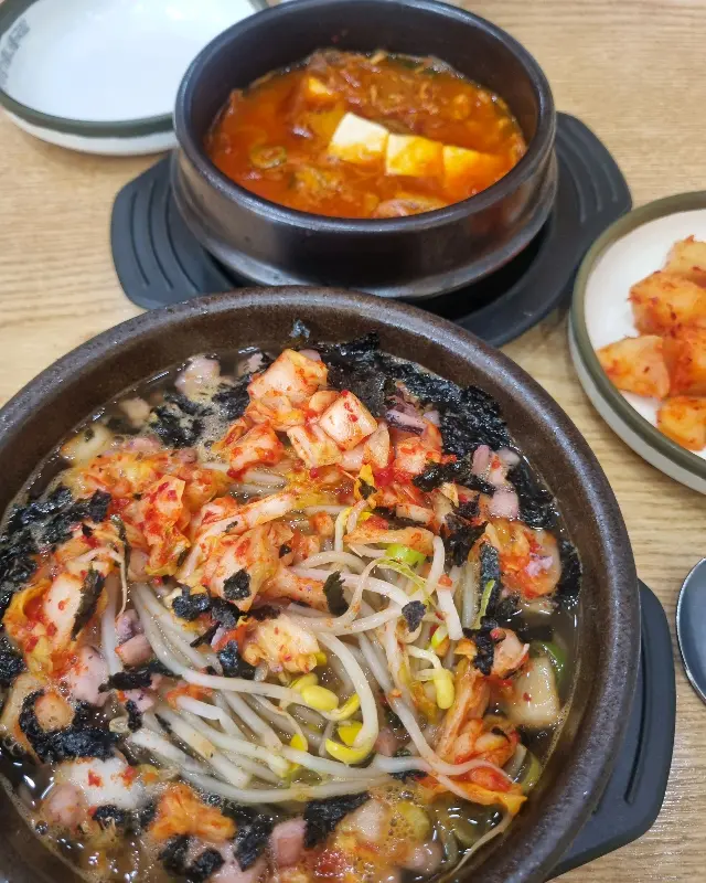 김치가 듬뿍 들어간 콩나물 국밥