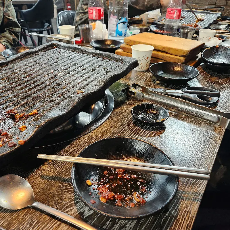 불판 위의 삼겹살 잔해