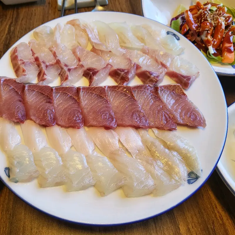 윤기가 흐르는 모듬회