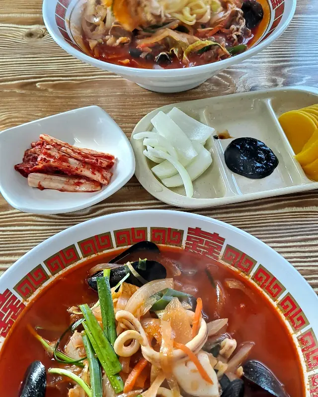 차돌짬뽕과 단무지, 양파, 춘장