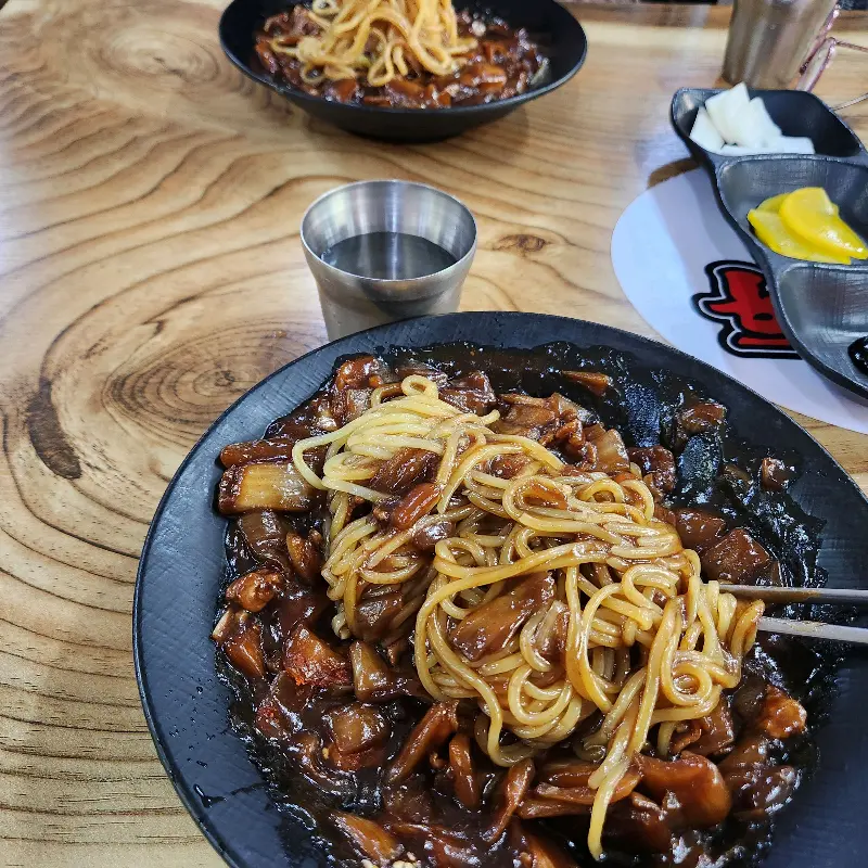 윤기가 흐르는 짜장면