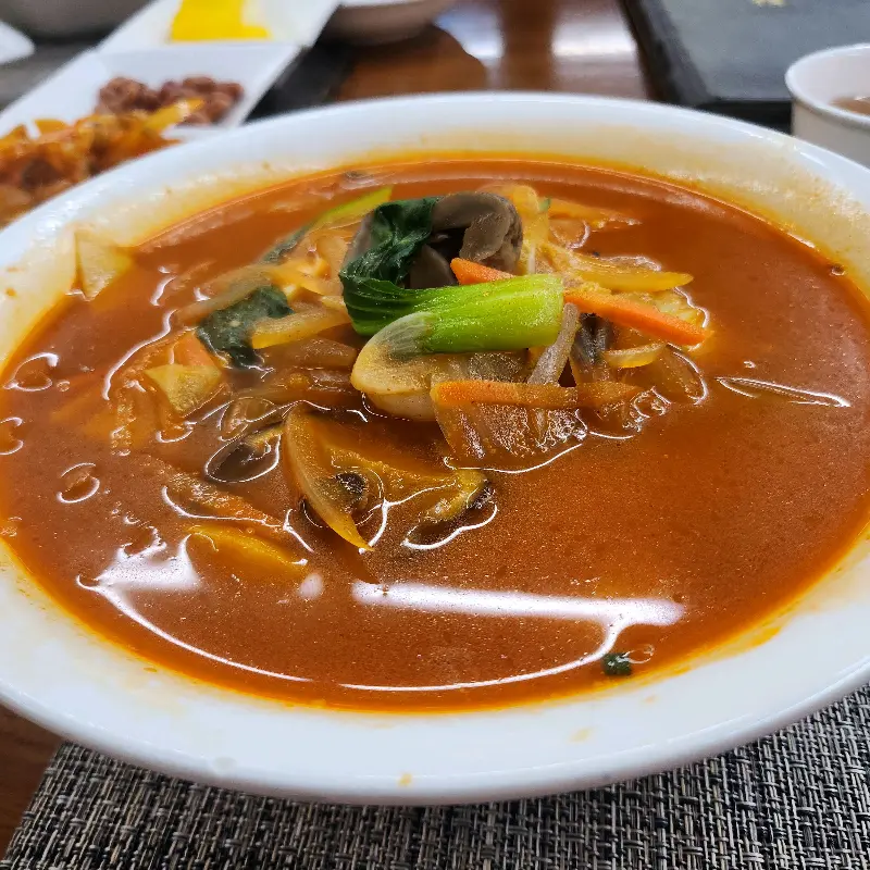 해산물이 푸짐하게 들어간 짬뽕