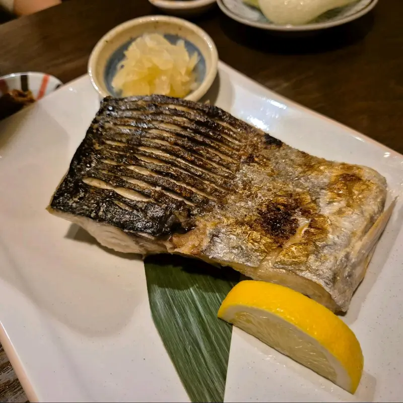 노릇하게 구워진 생선구이