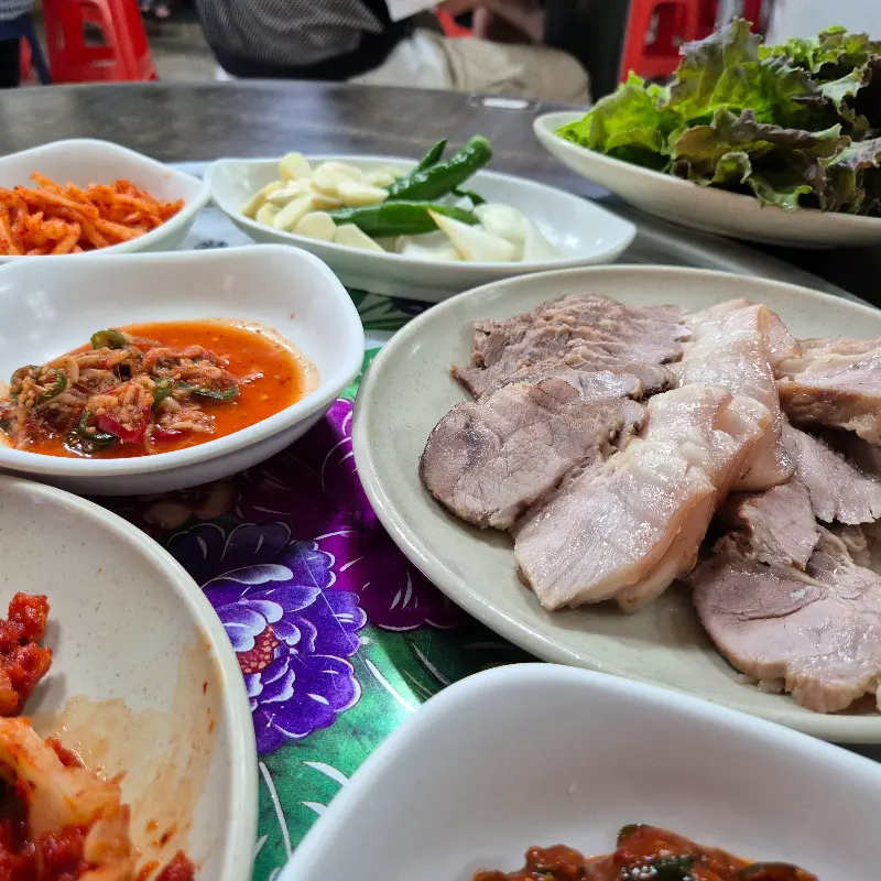 보쌈과 다양한 반찬들