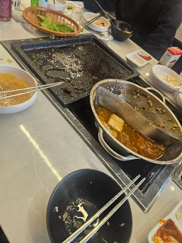 다 먹은 후의 불판과 냄비