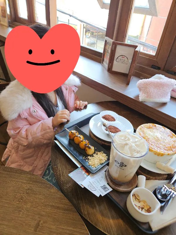 아이와 함께 즐거운 시간을 보내는 모습