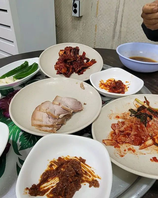 다채로운 반찬 구성