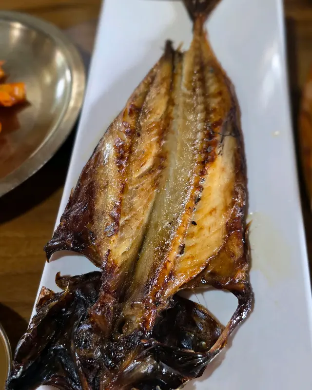 윤기가 흐르는 고등어 구이