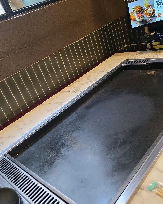 테이블마다 설치된 철판