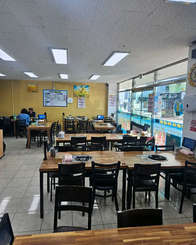 넓고 깨끗한 식당 내부