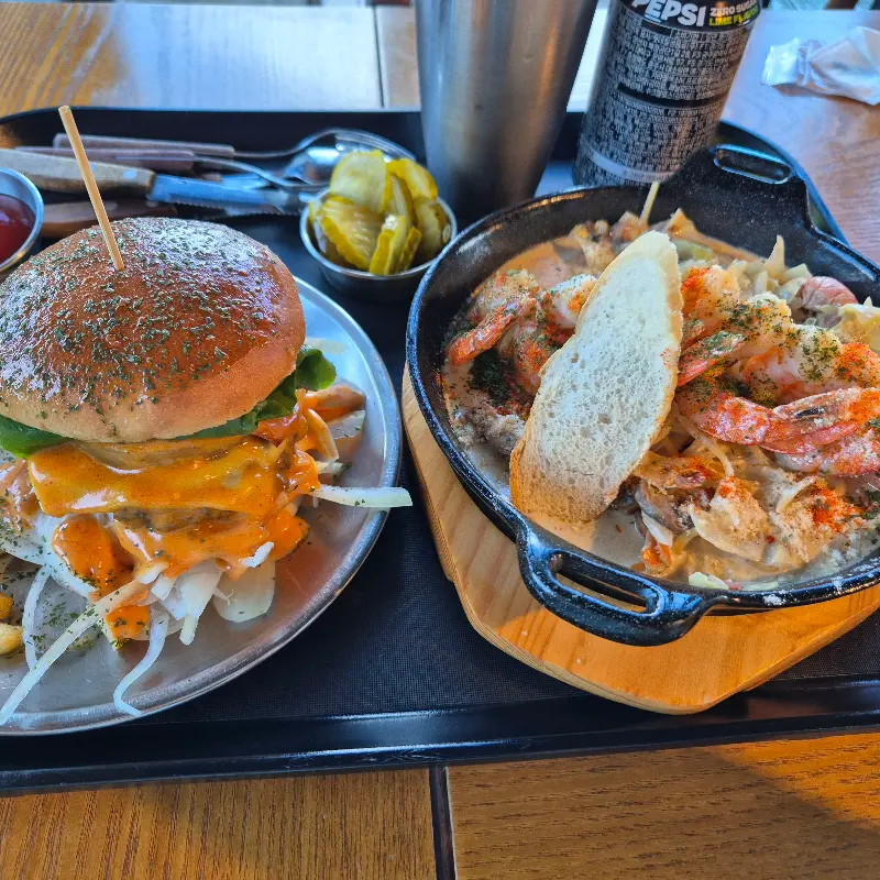 흑돼지 버거와 딱새우 파스타