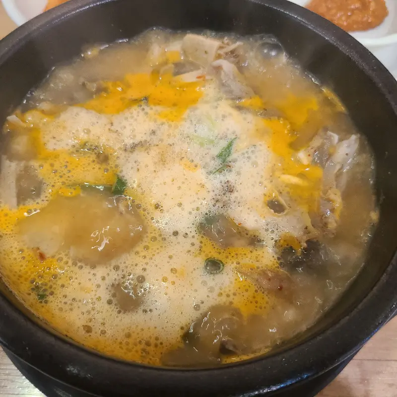 뽀얀 국물에 푸짐하게 담긴 순대국밥