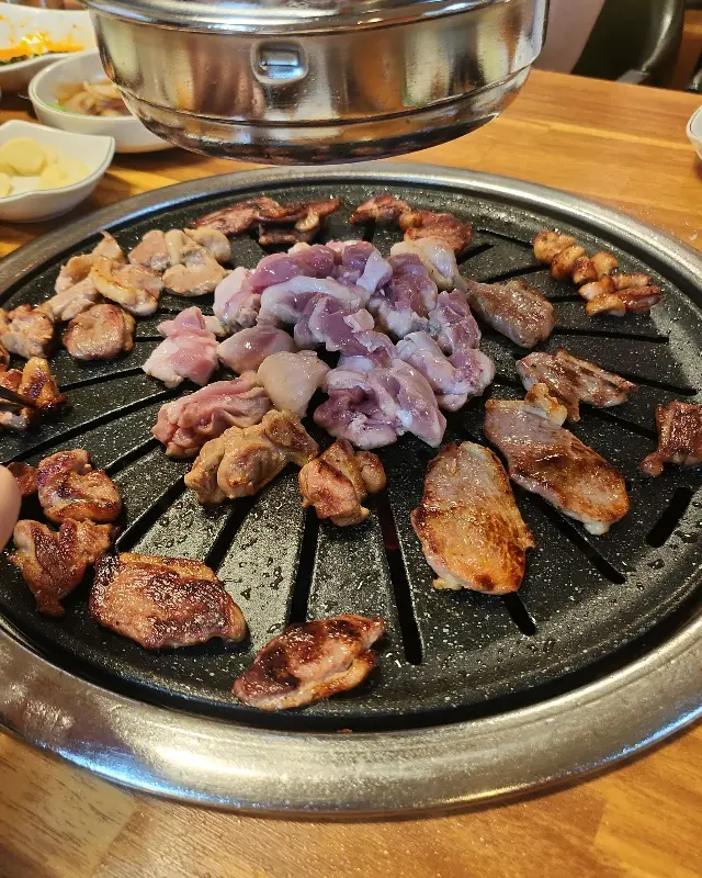 불판 위에서 맛있게 익어가는 오리고기