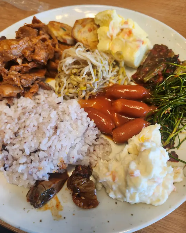 푸짐하게 담아온 뷔페 음식