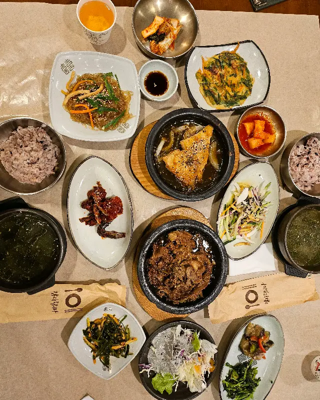 다양한 종류의 반찬들이 정갈하게 담겨 나온 모습